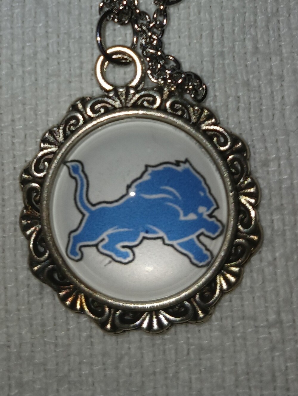 BWT Unusex Silver-Tone Pendant Necklace - Classic Round Medallion